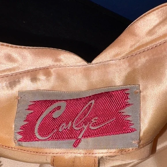 👗 Vintage 1940s Carlye Pale Pink Satin Suit – Frog Buttons, Peplum Waist – EUC - Picture 13 of 16